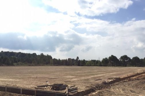 YEŞİLYURT MAHALLESİNE FUTBOL SAHASI YAPILIYOR.