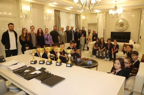 MİNİK ŞAMPİYONLARDAN BAŞKAN İRFAN PÜSKÜLLÜ’YE ZİYARET