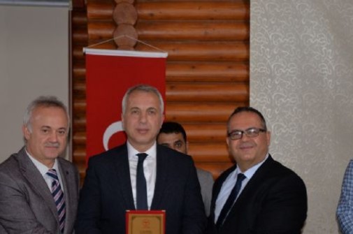 SAĞLIKÇILARDAN BABAOĞLU´NA PLAKETLİ TEŞEKKÜR